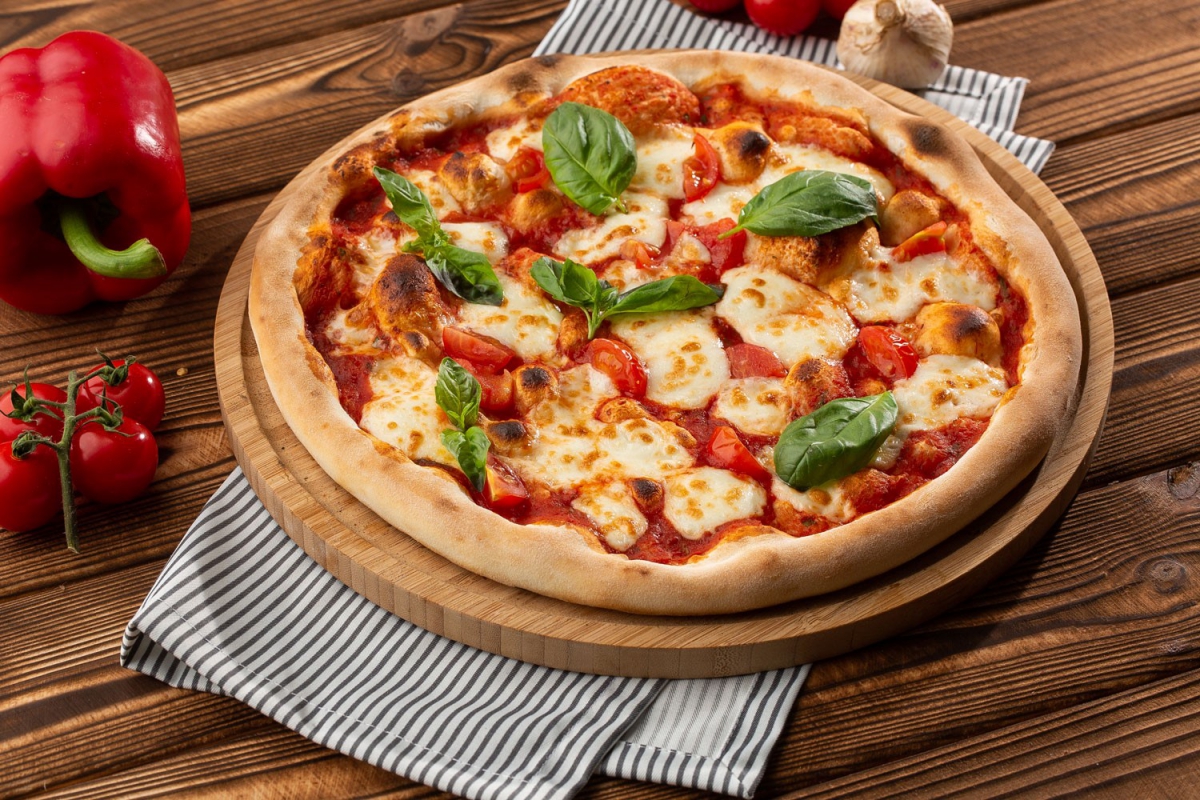 Pizza c&oacute; thể cung cấp chất đạm, sắt, vitamin v&agrave; nhiều kho&aacute;ng chất tốt cho sức khỏe